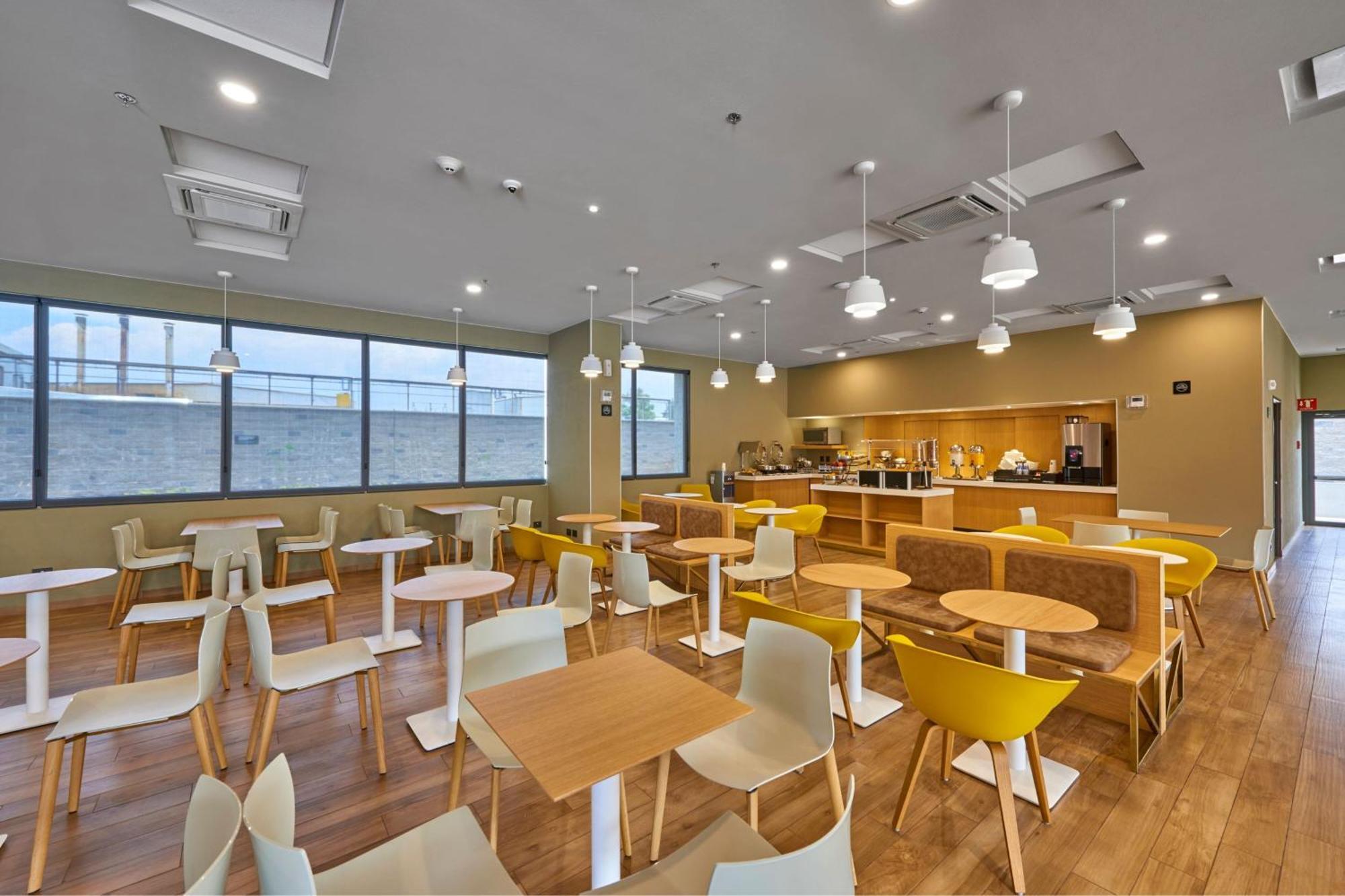 利昂会议中心城市快捷Plus酒店 莱昂 外观 照片